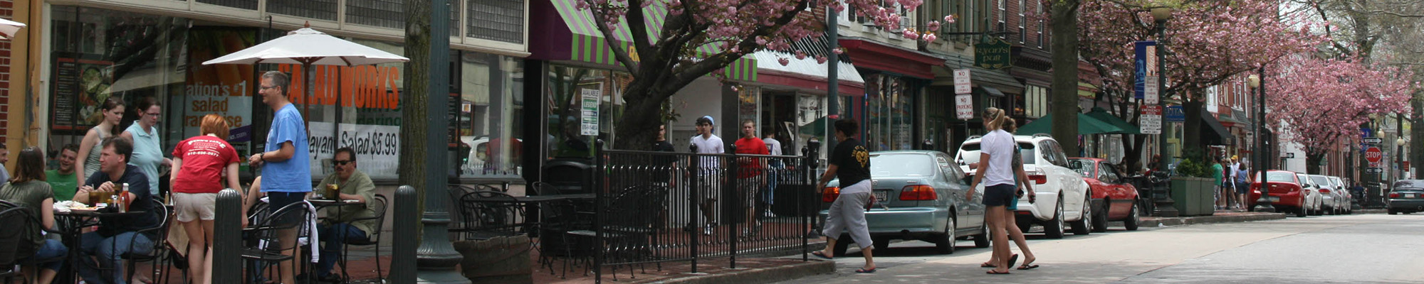 outdoor dining in an urban setting